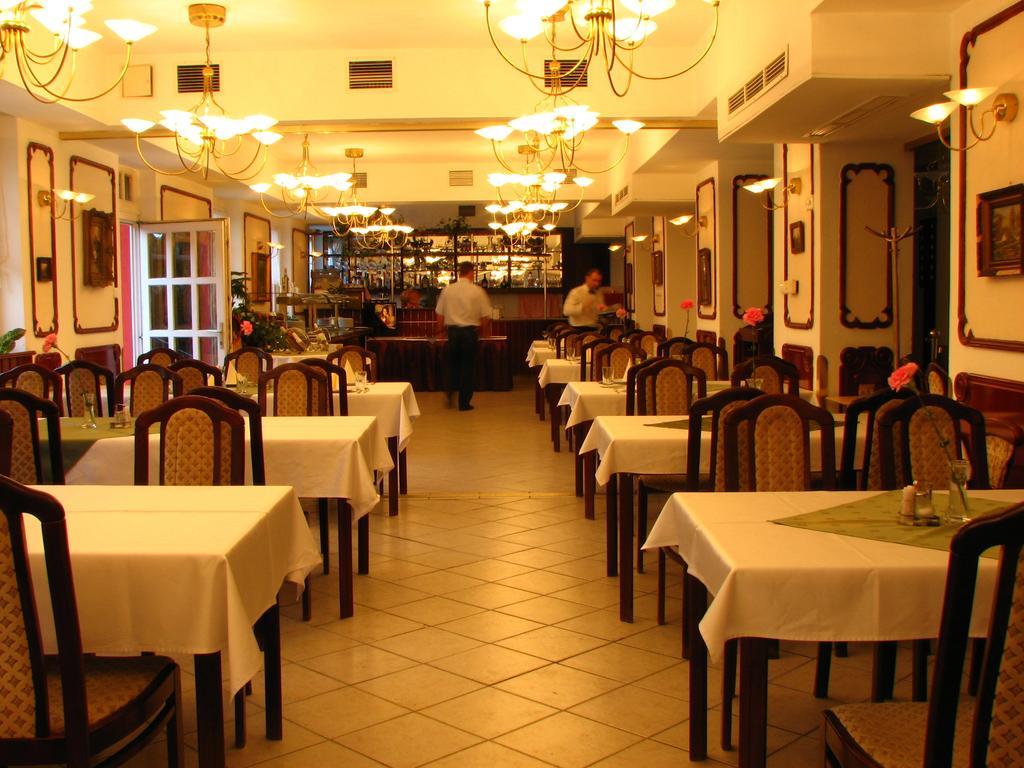 Hotel Polus Budapest Restaurant photo